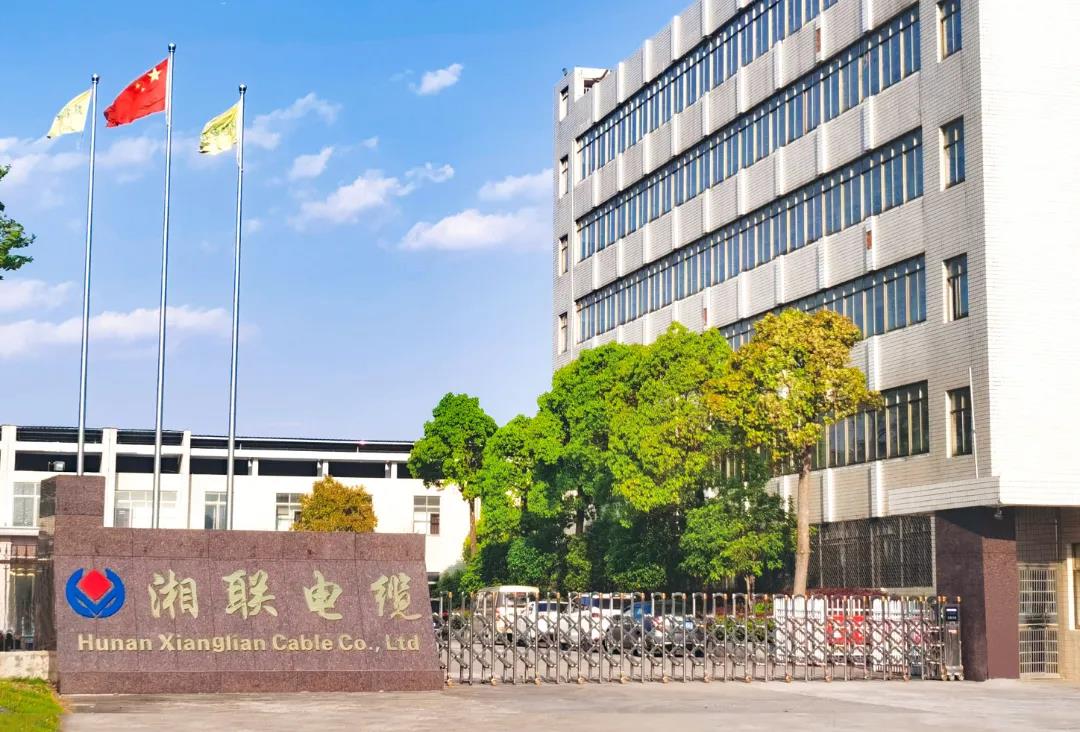 今日小雪，用一組湘聯(lián)小伙伴拍攝的美照來迎接廠區(qū)的冬天！